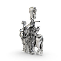 Close-up detail of the antique oxidised finish on the 925 silver Gatral Maa pendant for protection.