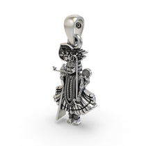 The hollow back design of the Shri Ranchhodraiji Maharaj 925 silver pendant, ensuring lightweight comfort for devotees.