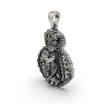 Back and detailing of the 6.6g silver Radha Vallabha Sampradaya devotional pendant for men and women.
